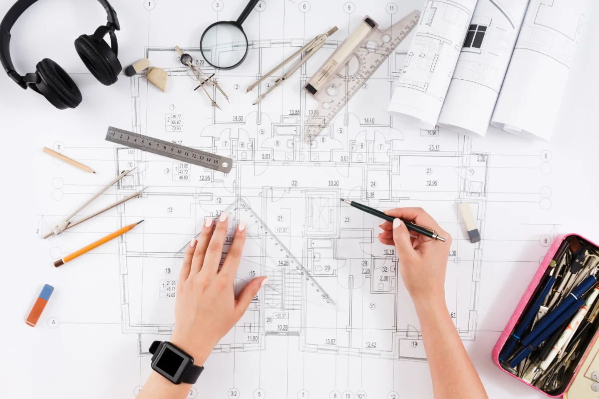 arquitecta revisando un plano alzado sobre reforma de pisos en Barcelona - Reformas DIMARI
