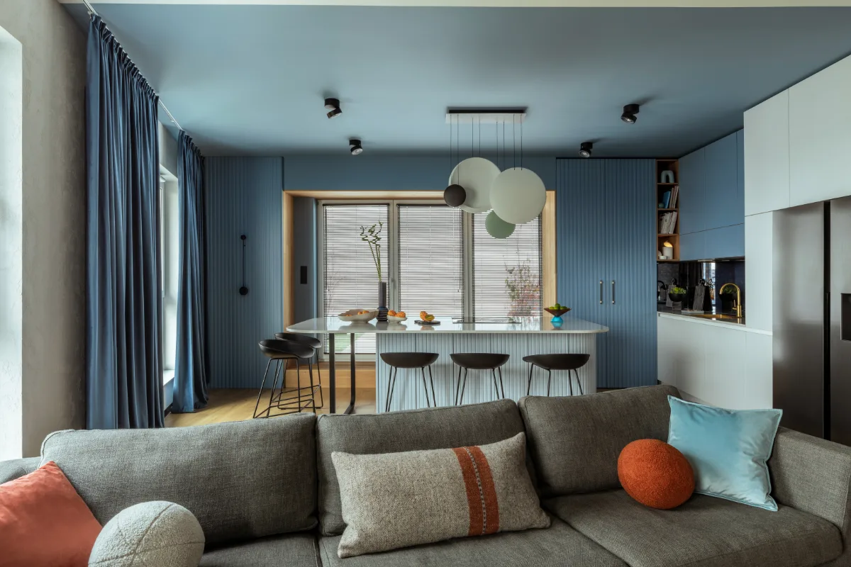 reforma integral en Barcelona. Abrir cocina al salón reformas integrales Dimari cocina americana con isla. Cocina abierta a la sala de estar con sofá y ambiente luminoso y acogedor